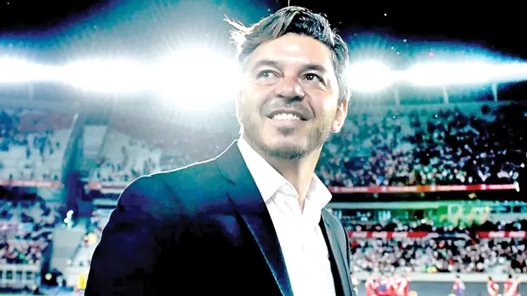 Marcelo Gallardo mira a la hinchada en un duelo de River. TWITTER RIVER PLATE