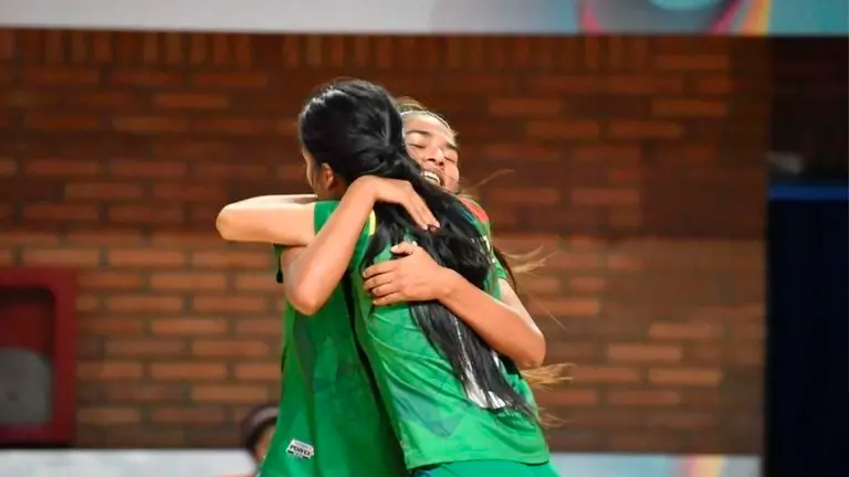 Dos jugadoras de la selecci&oacute;n se abrazan tras el triunfo. COB