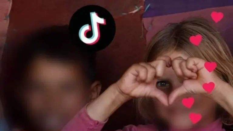 Dos ni&ntilde;as sirias, en una transmisi&oacute;n por TikTok. BBC NEWS