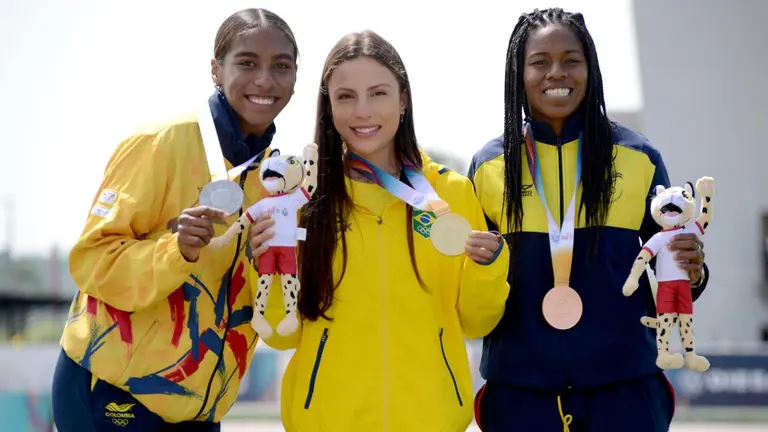 Natalia Linares (i) de Colombia, medalla de plata, Leticia Oro Melo (c) de Brasil, medalla de oro, y Yuliana Angulo de Ecuador, bronce, posan en el podio hoy en Asunción. EFE