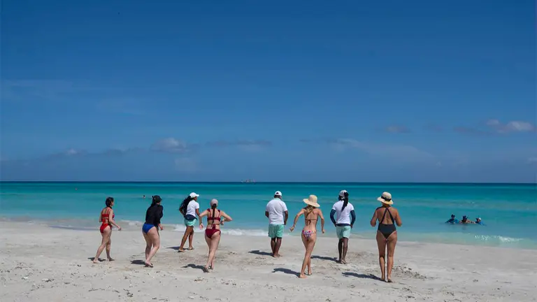 Fotograf&iacute;a de archivo de turistas que caminan en la playa el 2 de mayo de 2022, en Varadero (Cuba). EFE