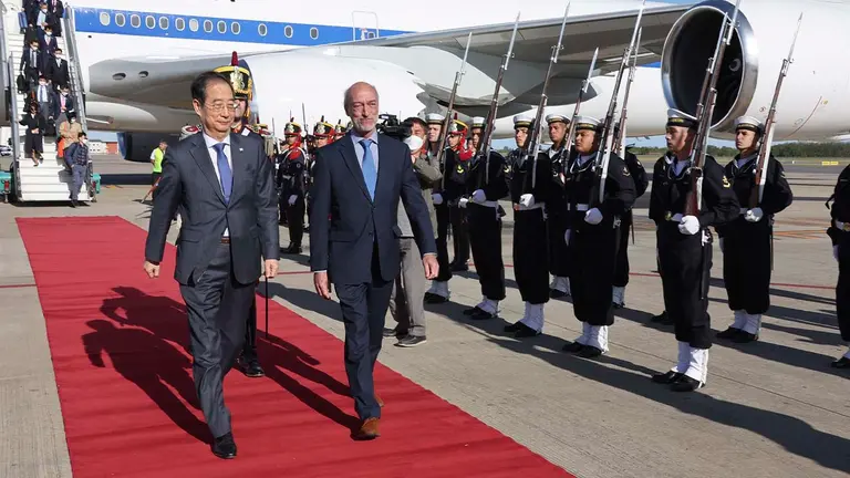 El primer ministro de Corea del Sur, Han Duck-soo (i), fue registrado este jueves, 13 de octubre, a su llegada al aeroopuerto Internacional de Buenos Aires (Argentina), al iniciar una visita oficial, con motivo de los 60 a&ntilde;os de las relaciones bilaterales. EFE