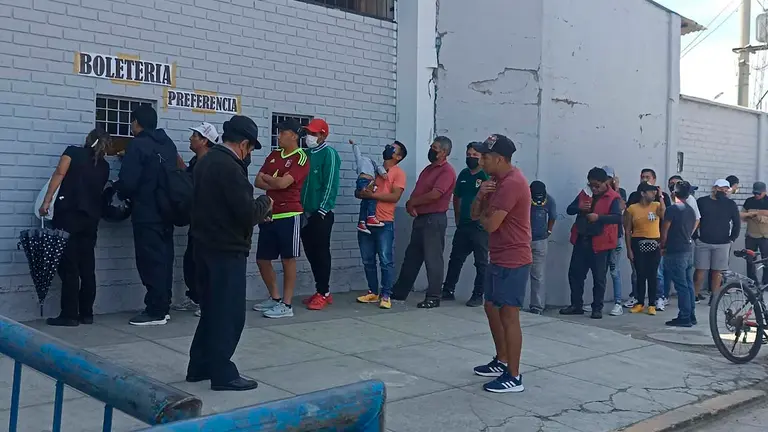 Una imagen de la gente haciendo fila por entradas para el Vinto-The Strongest de hoy. Prensa U de Vinto.