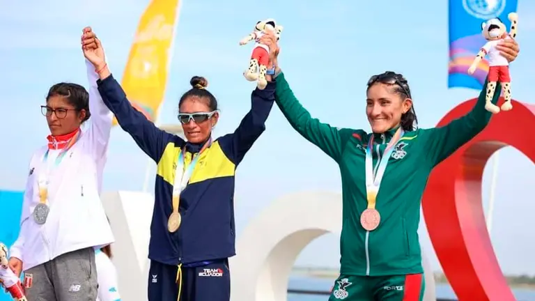Helen Baltazar (d) logr&oacute; el bronce para Bolivia en la marat&oacute;n feminina de Asunci&oacute;n 2022. Comit&eacute; Ol&iacute;mpico Ecuatoriano (COE).