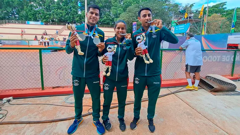 Boris Arias (d), Federico (i) y Noelia Zeballos (c) festejan las medallas de plata en Asunci&oacute;n 2022. Comit&eacute; Ol&iacute;mpico Boliviano (COB).
