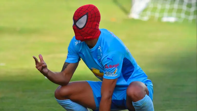 Roberto Fern&aacute;ndez festeja un gol de Bol&iacute;var en el triunfo sobre Nacional Potos&iacute;, de una manera peculiar. APG