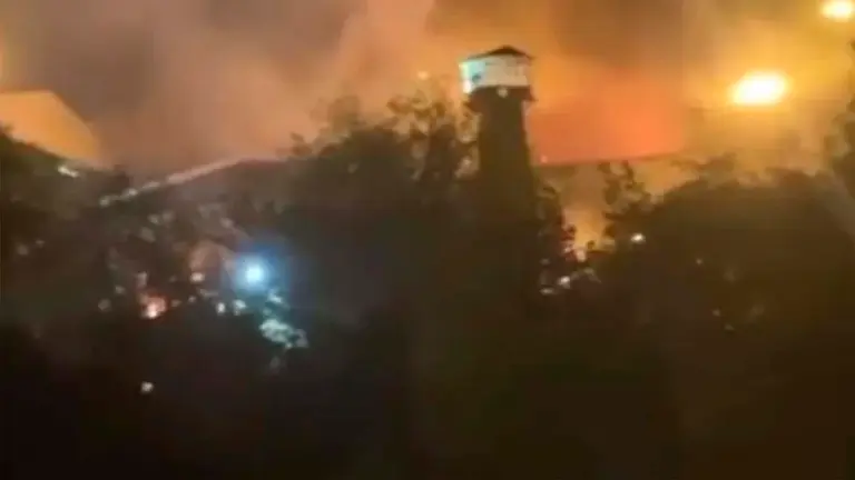 Se puede ver humo saliendo de la prisi&oacute;n Evin. Twitter