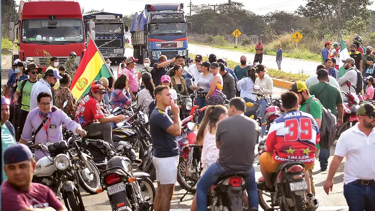 Pobladores de Montero, en Santa Cruz, bloquean por la postergación del Censo. APG
