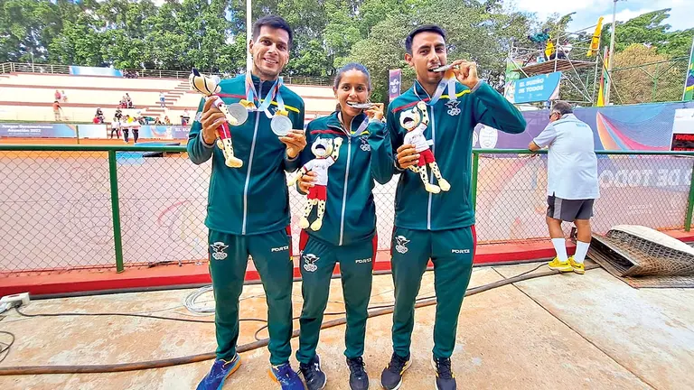 Boris Arias (d), Federico (i) y Noelia Zeballos (c) festejan las medallas de plata en Asunción 2022. COMITÉ OLÍMPICO BOLIVIANO (COB).