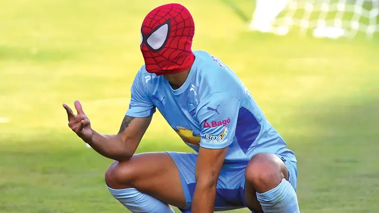 Roberto Fernández festeja un gol de Bolívar en el triunfo sobre Nacional Potosí, de una manera peculiar. APG