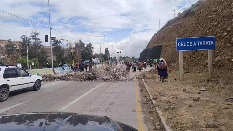 Punto de bloqueo instalado en el Valle Alto. Reporteros Urbanos Valle Alto