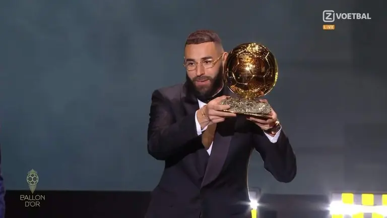 Karim Benzema, levantando su primer Bal&oacute;n de Oro. CAPTURA DE VIDEO