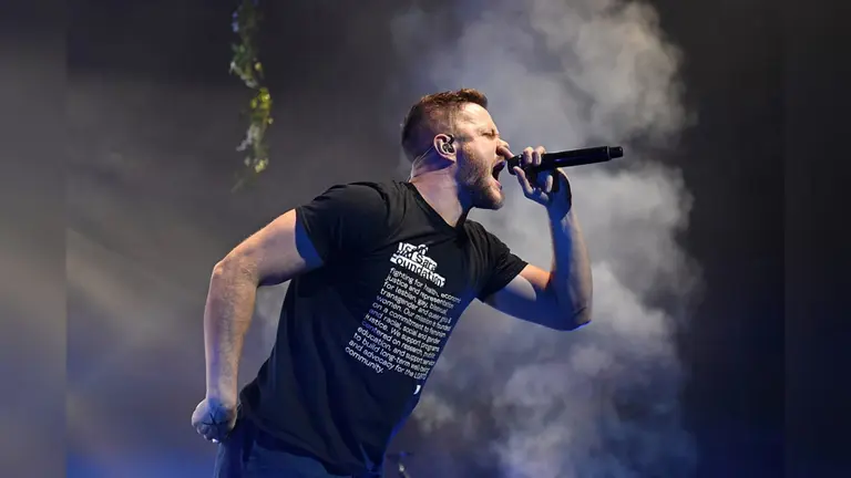 Dan Reynolds, vocalista de Imagine Dragons en concierto