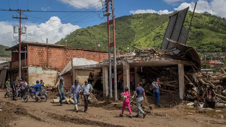 Fotografía del 14 de octubre de 2022 donde se observa una barriada afectada por lluvias, en Las Tejerías (Venezuela). EFE