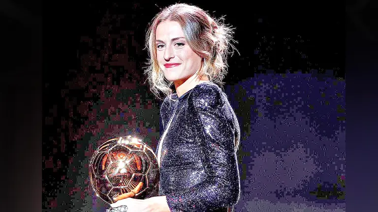 Alexia Putellas recibe el Bal&oacute;n de Oro femenino. RTVE