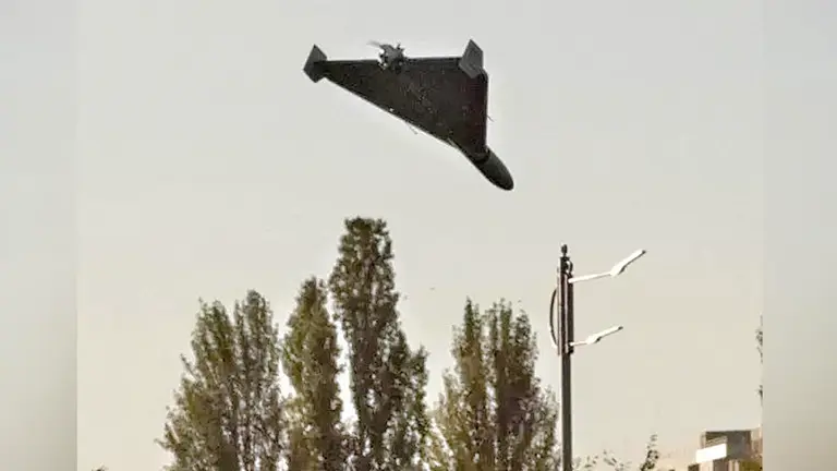 Uno de los drones kamikaze sobrevuela la ciudad de Kiev. YASUYOSHI CHIBA