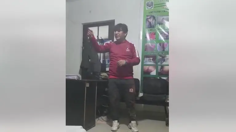 Vocalista de Maroyu cantando en lo que ser&iacute;a una oficina de la Polic&iacute;a. CAPTURA