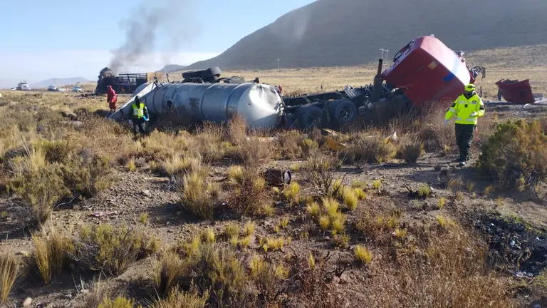 El tr&aacute;iler y el cami&oacute;n que cargaba garrafas, y una escena desgarradora. APG