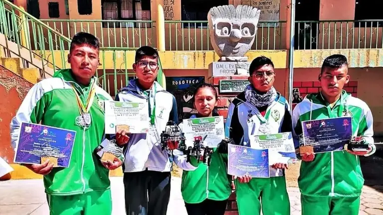 Estudiantes del colegio Jos&eacute; Ballivi&aacute;n que representaran a Bolivia en competici&oacute;n internacional de rob&oacute;tica. Cristian Charca.
