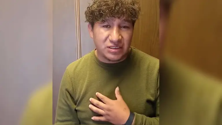 Jhonny Claros, vocalista de Maroyu, brinda su versi&oacute;n de los hechos, luego de ser filmado cantando en la Polic&iacute;a. CAPTURA DE VIDEO