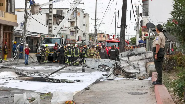 Bomberos son vistos hoy en la zona del accidente de una avioneta en Guayaquil (Ecuador). EFE