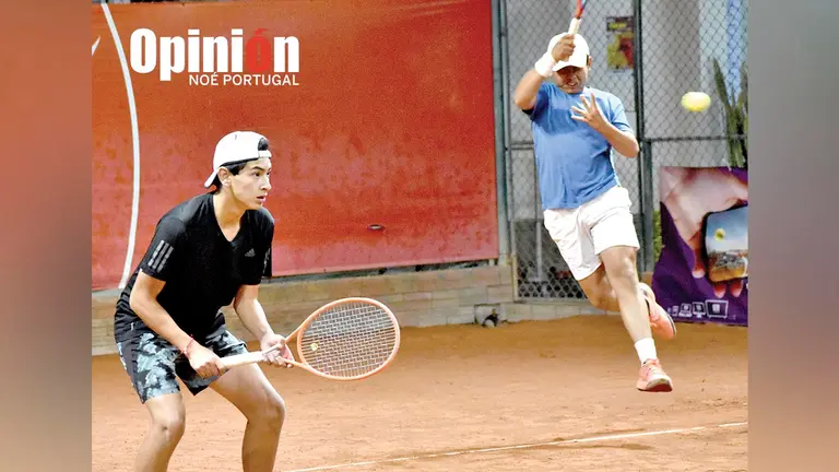 Santiago Lora (d) y Jorge Rodríguez protagonizan una acción de juego en el partido de dobles del M-15, que perdieron frente a Nicolás Bruna y Lautaro Falabella. NOÉ PORTUGAL