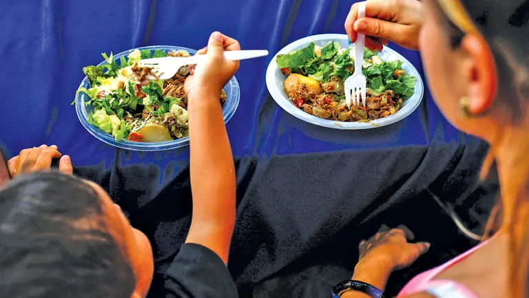 Una mujer y su hijo consumen un almuerzo, en una fotograf&iacute;a de archivo. EFE