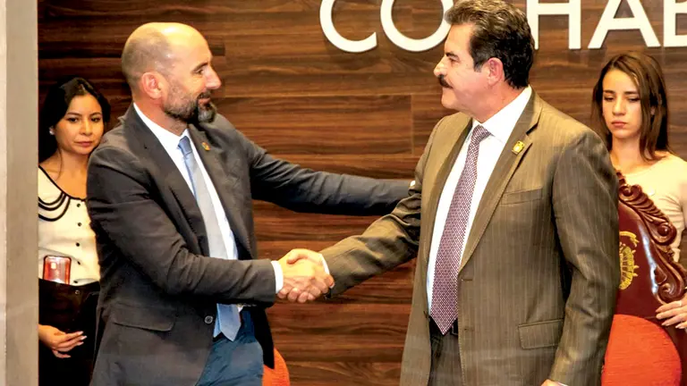 El coordinador de ONU-Habitat-Bolivia, Sergio Blanco, y el alcalde de Cochabamba, Manfred Reyes Villa. GAMC
