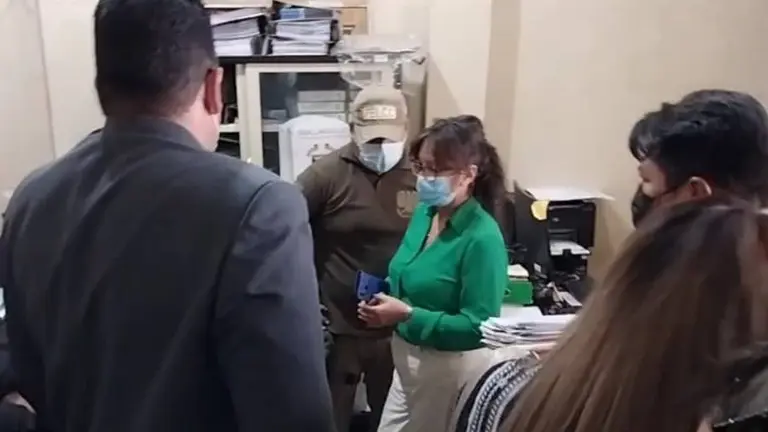 Efectivos policiales de la FELCC, en la Alcald&iacute;a de Quillacollo. CAPTURA DE VIDEO REVELACIONES CON LEYDI SANTOS