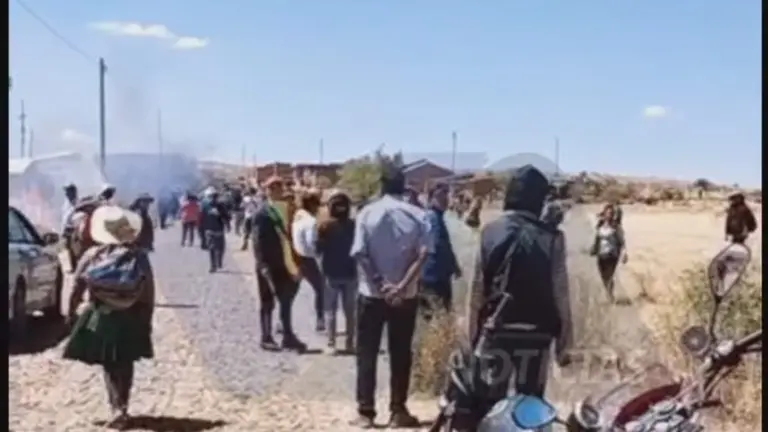 Momento en el que bloqueadores y pobladores  se enfrentan en Sacabamba. VALLE ALTO NOTICIAS