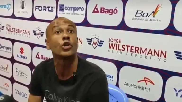 &Aacute;lex da Silva, en el momento en el que se ofusca con un periodista y ambos se increpan. CAPTURA DE VIDEO DOSIS DE F&Uacute;TBOL