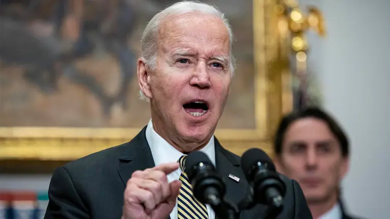 El presidente estadounidense, Joe Biden, habla en la Sala Roosevelt de la Casa Blanca en Washington, DC, EEUU. EFE