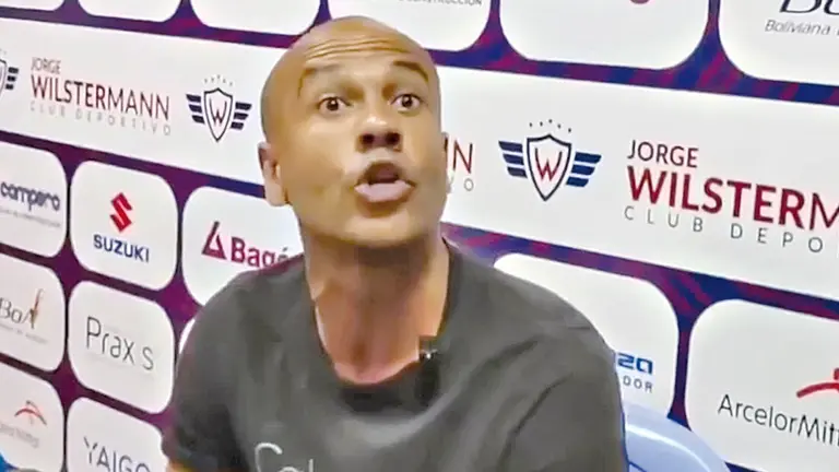 Momento exacto en que &Aacute;lex da Silva y Adri&aacute;n Arismendi empiezan a discutir en la sala de conferencias del Rojo. CAPTURA DOSIS DE F&Uacute;TBOL