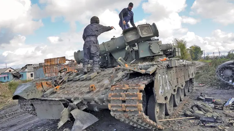 Una foto de archivo de un tanque da&ntilde;ado en Ucrania. EFE