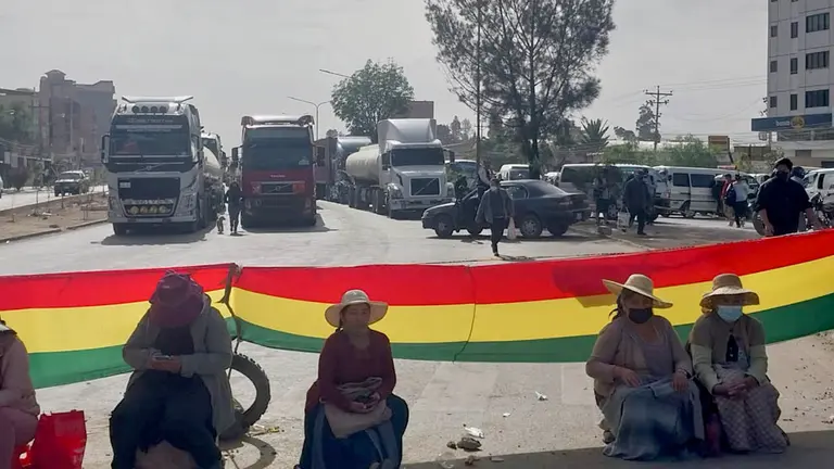 Vecinos bloquean la avenida Blanco Galindo./ Nicole A. Vargas