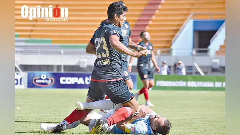 Yerco Vallejos (23) y Ren&eacute; Barbosa pugnan por la pelota en Aurora 0-2 U de Vinto. DICO SOL&Iacute;S