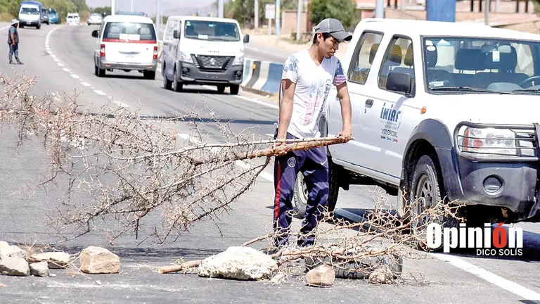 Un punto de bloqueo en la carretera al Valle Alto, este 20 de octubre. DICO SOL&Iacute;S