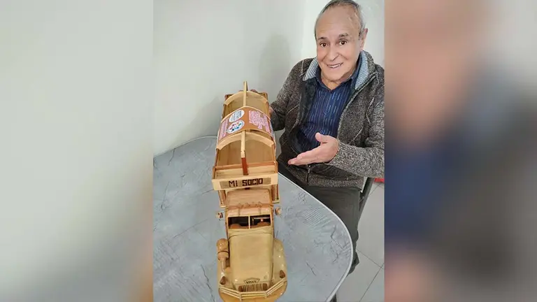 David Sanatalla junto al regalo de reos del penal de San Pedro. FACEBOOK