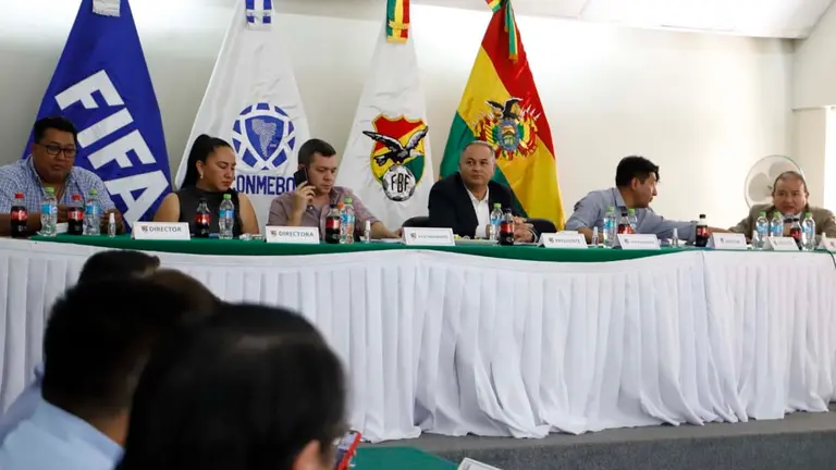 El presidente de la FBF, Fernando Costa, junto a otras autoridades. APG