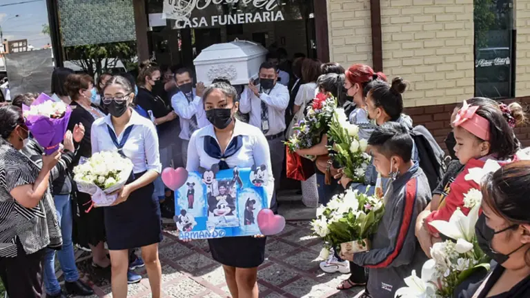 Amigos y funcionarios municipales acompa&ntilde;aron el entierro de Armando Rodr&iacute;guez./ Dico Sol&iacute;s