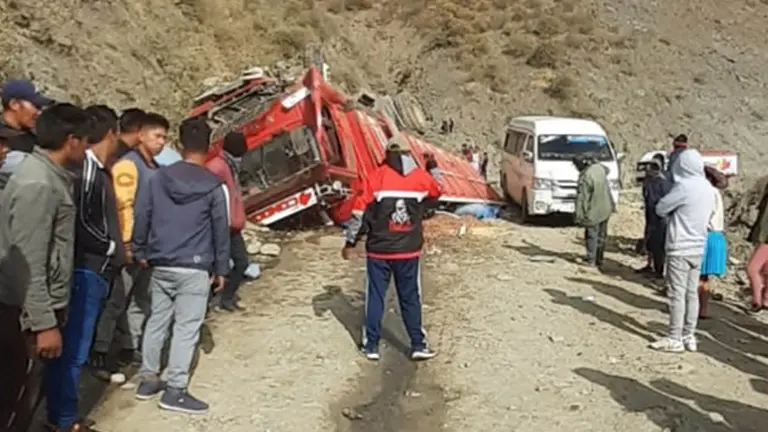 Cami&oacute;n choca contra pe&ntilde;a de rocas y deja cinco fallecidos en la ruta a Morochata, Cochabamba. TR&Aacute;NSITO COCHABAMBA
