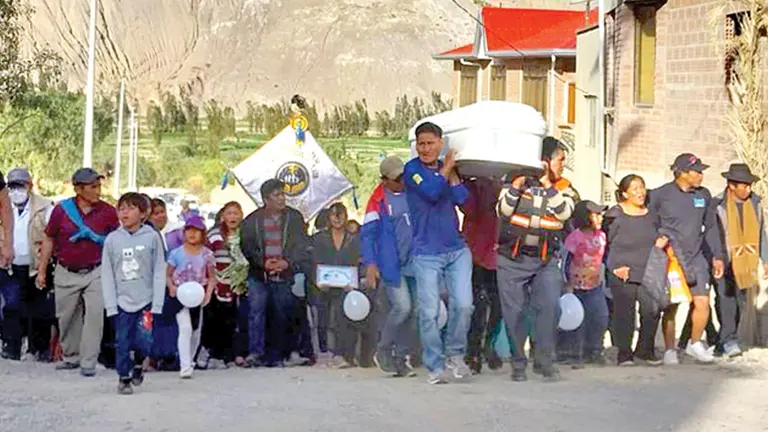 Familiares, amigos y vecinos despiden a Sofía (nombre cambiado), víctima de violación en La Paz que se quitó la vida tras la liberación de su agresor.             UNITEL 