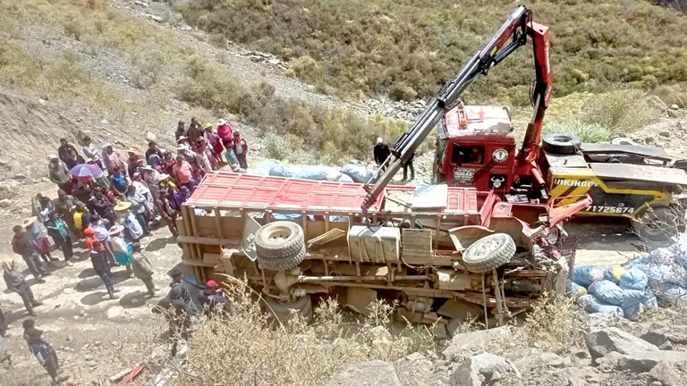 El camión que chocó  contra una peña en el camino a Morochata, Cochabamba.             CORTESÍA