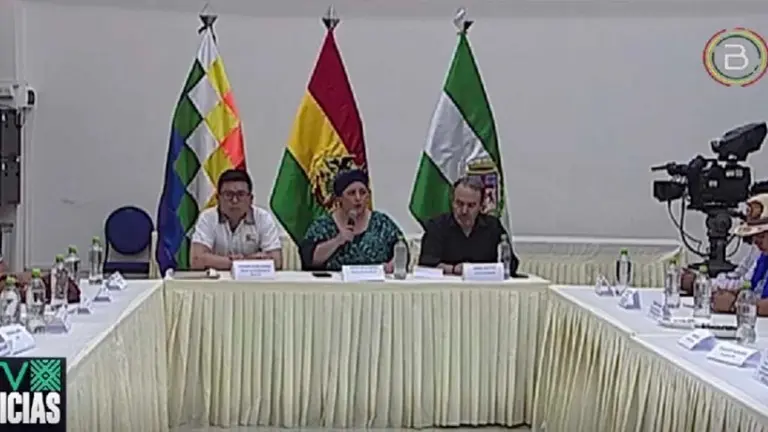 La ministra de la Presidencia, Mar&iacute;a Nela Prada, junto al vocero presidencial Jorge Richter y otras autoridades y representantes en la reuni&oacute;n. Captura BTV