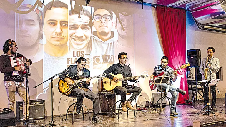 La agrupaci&oacute;n de jazz "Los flacos feos" durante una
presentaci&oacute;n. FACEBOOK LOS FLACOS FEOS