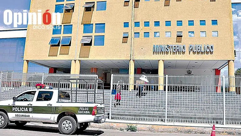 Patrulla policial se estaciona en puertas del IDIF de Co&ntilde;a Co&ntilde;a, Cochabamba. DICO SOL&Iacute;S