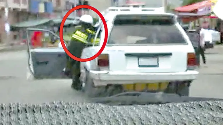 Conductor ebrio arrastra a un polic&iacute;a. CAPTURA DE PANTALLA