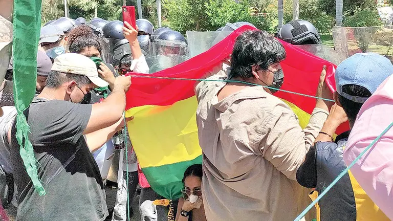 Polic&iacute;a despeja las v&iacute;as y usa agentes qu&iacute;micos en el tercer d&iacute;a de paro c&iacute;vico en Santa Cruz.  APG
