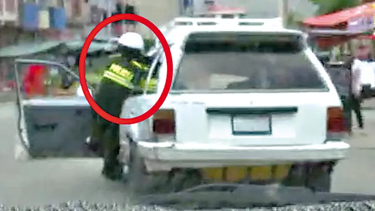 Conductor ebrio arrastra a un polic&iacute;a. CORTES&Iacute;A