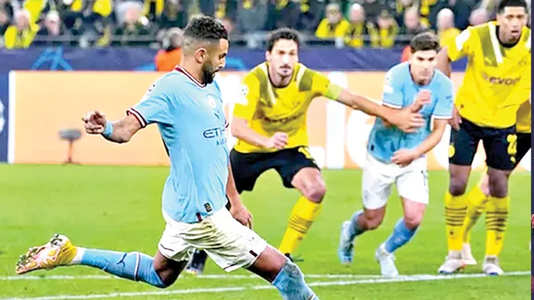 Momento de la ejecución del penal de Mahrez para el City, que fue atajado por Kobel, golero del Dortmund. MARCA